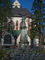 Kirchzarten im Schwarzwald, das Denkmal für die Gefallene des Krieges vor der St.Gallus Kirche, März 2011
