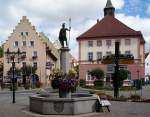 Löffingen, 8000 Einwohner-Stadt am Schwarzwald, Marktplatz mit Brunnen und Rathaus(rechts), Sept.2006