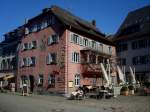 Staufen im Breisgau, historisches  Gasthaus zum Lwen , hier soll der Alchimist Dr.Faust 1539 beim  Goldmachen  tdlich verunglckt sein(Stoff fr Goethes Faust), Mrz 2011