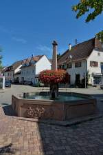 Ihringen am Kaiserstuhl, der Stockbrunnen, steht auf dem 2010 neugestalteten Stockbrunnenplatz, Aug.2011