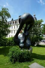 Badenweiler, die Bronzeskulptur  Fr die Bume  von G.Helmers steht seit 12 Jahren im Schlopark, Juli 2011