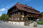 Glottertal, das Gasthaus und Hotel  Goldener Engel , das 1507 erbaute Schwarzwaldhaus beherbergt die lteste und traditionsreichste Gastwirtschaft im Glottertal, Aug.2011