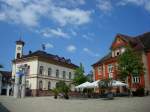 Mllheim, der Markgrfler Platz, links das alte Rathaus, rechts das frhere Vermessungsamt, heute Restaurant, Aug.2011