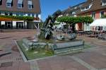 Neuenburg am Rhein, die Brunnenanlage  Monument  auf dem Rathausplatz stammt von 1990, Aug.2011