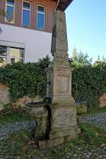 Tunsel, Brunnen und Gedenksule an den Krieg 1871, Okt.2011