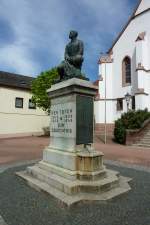 Ehrenstetten, das Denkmal fr die gefallenen Soldaten vor der St.Georgskirche, Mai 2012