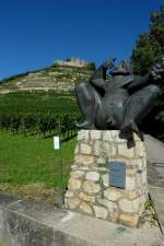 Staufen, der Bacchus aus Bronze, griechischer Gott des Weines, 1970 von Kurt Lehmann geschaffen, sitzt unterhalb der Burgruine, Sept.2012 