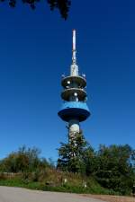 Badenweiler, hoch ber dem Ort, auf dem 1165m hohen Blauen, steht seit 1985 dieser Sendeturm in Stahlbetonbauweise (Typenturm 14), Sept.2011