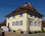 Grunern im Markgrflerland, das Brgerhaus  Alte Schule , das ehemalige Schulhaus wurde 1784-86 erbaut, April 2013