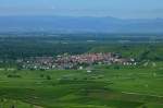 Blick vom 370m hohen Aussichtspunkt  Mondhalde  im westlichen Kaiserstuhl auf den Weinort Burkheim, die Rheinebene und im Hintergrund die Vogesen, Juni 2011