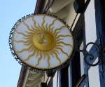 Gundelfingen, im Ortsteil Wildtal zeigt die Gaststtte  Sonne  dieses fein restaurierte historische Wirtshausschild, April 2015