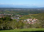 Ebringen, Blick ber den Ort in die Rheinebene, am Horizont die Vogesen, Okt.2014