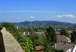 Breisach, Blick vom Mnsterplatz ber die Stadt zum Kaiserstuhl, Aug.2015