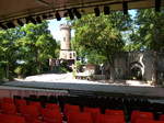 Breisach, Blick von den Zuschauerrngen auf die festen Kulissen der Freilichtbhne, mit dem 16m hohen Tullaturm, Aug.2015