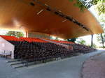 Breisach, der berdachte Zuschauerbereich mit 748 Sitzpltzen der Freilichtbhne auf dem Burgberg, die hier jhrlich stattfindenden Breisacher Festspiele wurden 1924 gegrndet, Aug.2015