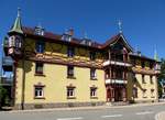 St.Mrgen, das 1757-58 als Klosterherberge erbaute Gebude beherbergt heute das Cafe  Goldene Krone , Juli 2016