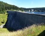 Schluchsee, die 1929-32 erbaute Staumauer, 64m hoch und 250m lang, staut das Wasser zum grten See im Schwarzwald, Juli 2014