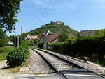 Staufen im Breisgau, Blick vom Bahnbergang an der Neumagenstrae zum Schloberg, Juni 2014