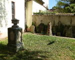 Breisach, Grabsteine am Alten Friedhof an der St.Josephskirche, der lteste stammt von 1736, April 2017