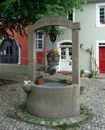 Burkheim am Kaiserstuhl, historischer Brunnen von 1858 in der Mittelstadt,, Mai 2010