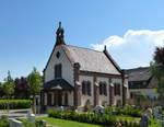 Merdingen, Blick ber den Friedhof zur Friedhofskapelle, Mai 2017