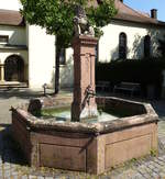 Bad Krozingen, der Brunnen neben der St.Alban-Kirche, Sept.2017
