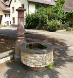 Offnadingen, der Dorfbrunnen neben der Pfarrkirche, Aug.2017