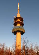 auf dem 1165m hohen Blauen im Sdschwarzwald steht seit 1985 der 97m hohe Fernmeldeturm (Typenturm 14), Dez.2016