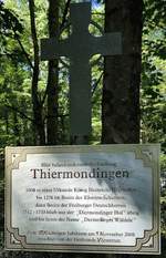 Vörstetten bei Freiburg, das Schild und Kreuz im Wald bei Vörstetten erinnert an die ehemalige Siedlung Thiermondingen aus dem Mittelalter, die völlig verschwunden ist, Sept.2020
