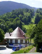 Horben, die Talstation der Schauinsland-Seilbahn befindet sich auf 473m, die Bergstation auf dem Schauinsland auf 1220m Höhe, erbaut 1930, Juni 2022
