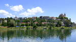 Breisach am Rhein, Blick vom Elser Ufer ber den Rhein auf den Mnsterberg, rechts das St.Stephan Mnster, Juni 2022