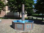 Gndlingen bei Breisach/Rhein,  Dorfbrunnen vor der Kirche,  Juli 2008