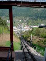 Bad Wildbad, die Standseilbahn berwindet 300m Hhe und fhrt auf den Sommerberg, Mai 2006