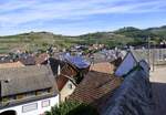 Kiechlinsbergen, Blick von der hoch gelegenen Kirche ber den Ort Richtung Osten, auf die Weinterrassen des Kaiserstuhls, Sept.2022