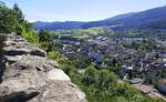 Waldkirch, Blick von der Ruine der Kastelburg Richtung Nord-Ost ber die Stadt ins Elztal, Juli 2022