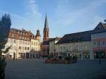 Emmendingen, Kreisstadt mit ca.28.000 Einwohnern nrdlich von Freiburg, Blick ber den Marktplatz zur Stadtkirche, April 2011