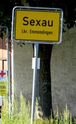 Sexau, das Ortseingangsschild der Gemeinde im Landkreis Emmendingen/Breisgau, der Name entstand aus der Zusammenlegung von sechs Auen zu einer Ortschaft, Aug.2015