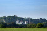 Riegel am Kaiserstuhl, Blick von Osten zum 234m hohen Michaelisberg mit der Michaeliskapelle, darunter die ehemalige Brauerei, Sept.2016