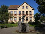 Kollnau, Rathaus und Feuerteufel Brunnen am Rathausplatz (13.08.2016)