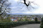 Bahlingen am Kaiserstuhl, Blick vom Plateau der Bergkirche bei herbstlichem Wetter in Richtung Osten ber den Ort und die Freiburger Bucht zu der Schwarzwaldbergen, Okt.2022