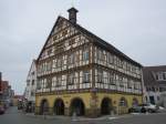 Neuffen, Rathaus, erbaut ab 1657, stattlicher Fachwerkbau mit Arkaden (17.02.2013)