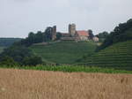 Burg Neipperg, deren lteste Teile um 1200 datieren, liegt auf einer Hgelkuppe sdstlich des Ortes (24.07.2016)