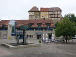 Talheim, Rathausplatz mit Rathaus und Jahreszeitenbrunnen, im Hintergrund das Obere Schloss (24.07.2016)