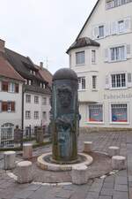 ENGEN, 01.05.2023, Martinssule des Bildhauers Jrgen Goertz von 1984 auf dem Marktplatz