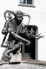 RADOLFZELL am Bodensee (Landkreis Konstanz), 16.10.2025, der Kappedeschle-Brunnen (offizielle Radolfzeller Schreibweise) in der Poststra�e, 1977 von Robert Seyfried erbaut, zeigt Figuren der