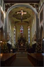 Stefanskirche in Konstanz mit stimmungsvoll beleuchtetem Kreuz.