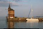 Abendstimmung am Bodensee im Hafen Konstanz mit Boot und Turm nahe der Imperia.
