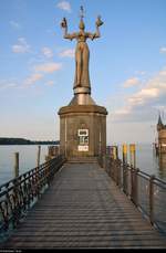 Blick auf die Imperia-Statue im Hafen Konstanz am Bodensee im Abendlicht.