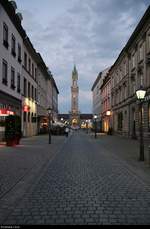 Blick auf die Bahnhofstrae in Konstanz am Abend.