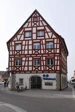 STOCKACH (Landkreis Konstanz), 23.10.2018, historisches Fachwerkhaus in der Hauptstrae am Marktplatz, das heute die Volksbank beherbergt